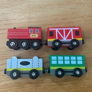 Melissa & Doug Wooden Train Cars Engine & Carriages Lot of 4 Toy Railway Set